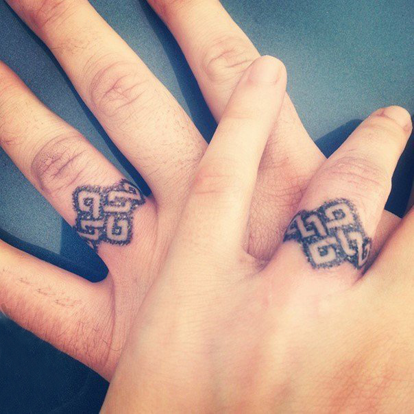 经久不变的黑色简单个性线条情侣戒指纹身图案