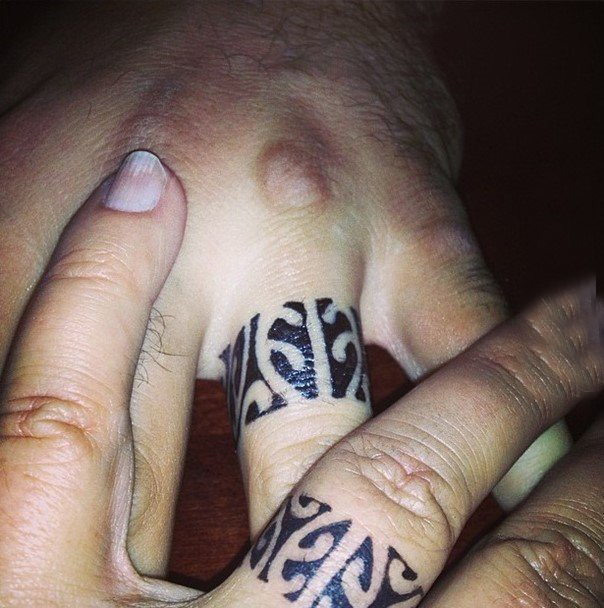 经久不变的黑色简单个性线条情侣戒指纹身图案