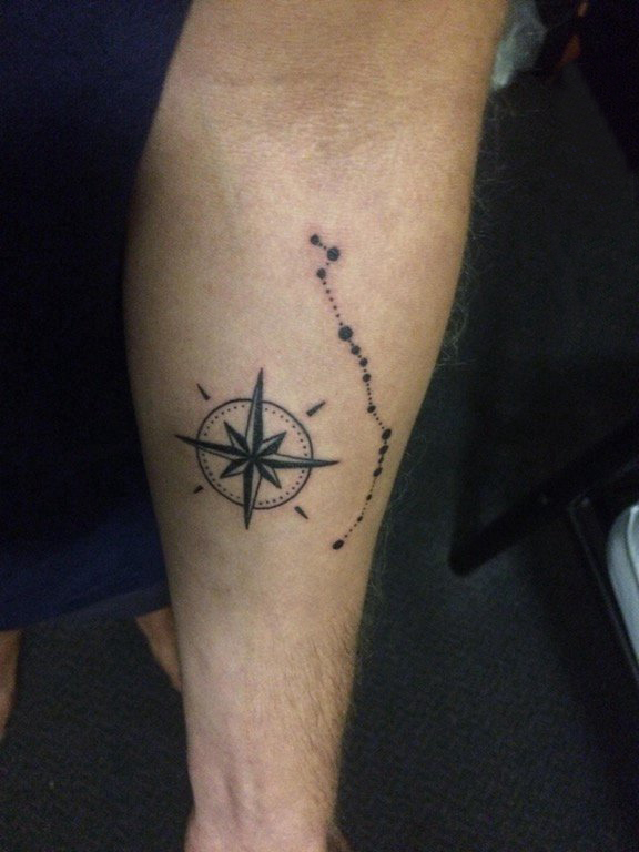 男生手臂上黑色点刺技巧几何简单线条指南针纹身图片