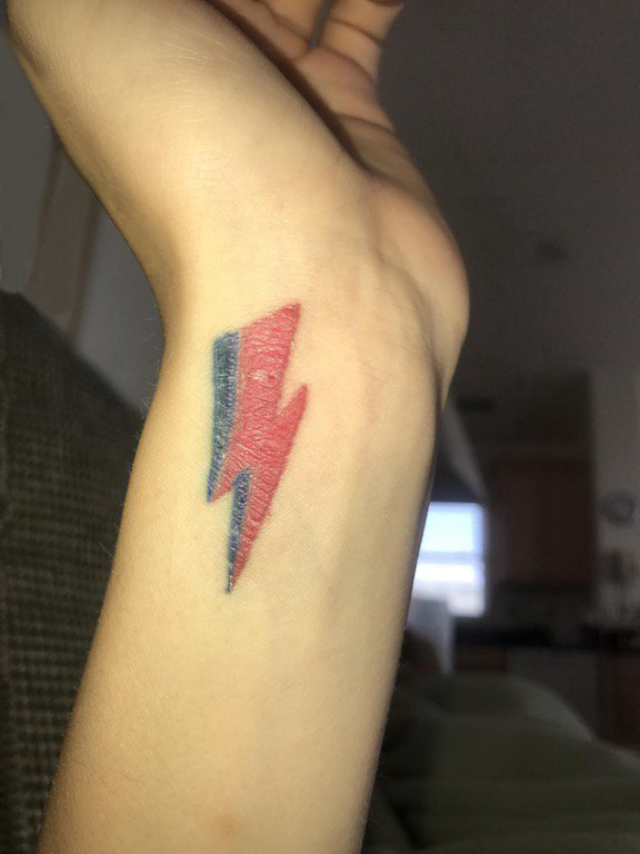 女生手腕上彩绘几何简单个性线条闪电纹身图片