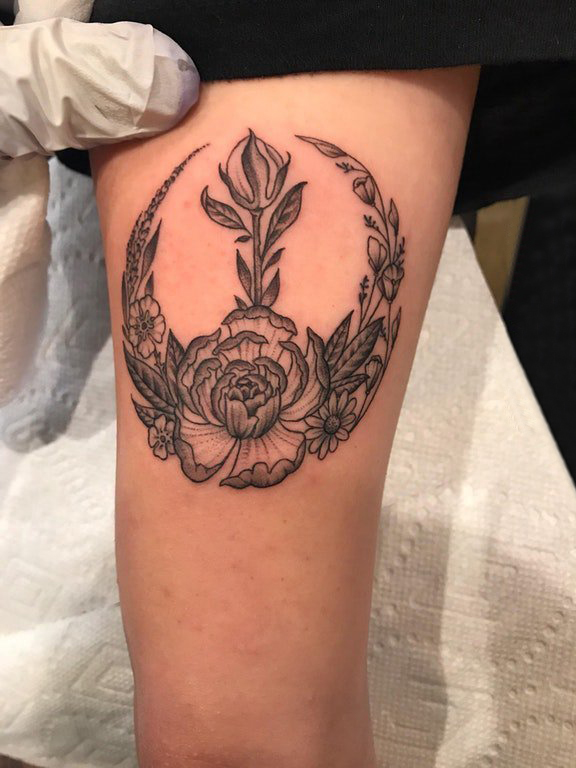 女生大腿上黑色点刺简单线条植物花朵型船锚纹身图片