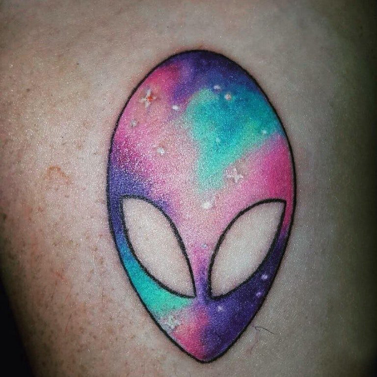 男生大腿上彩绘渐变星空元素简单线条外星人纹身图片