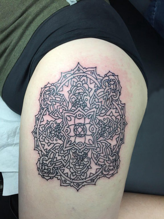 女生大腿上黑色线条创意精美梵花花纹纹身图片