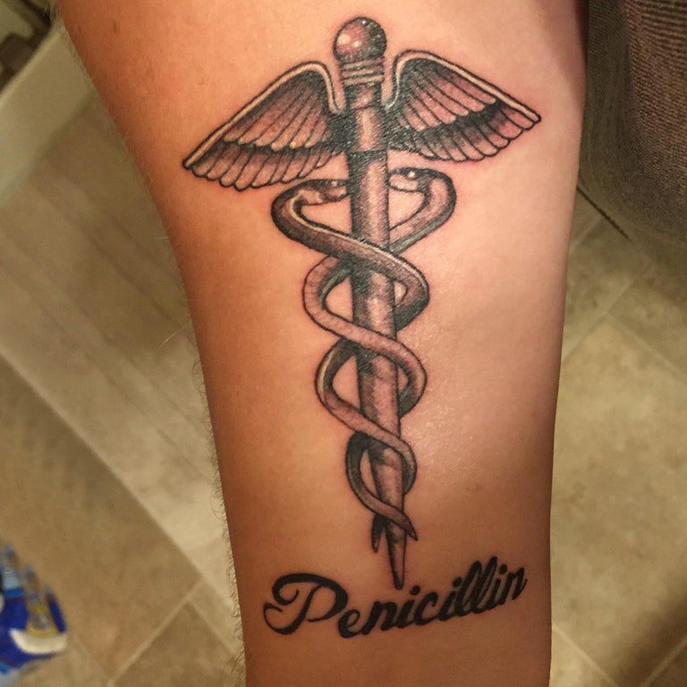 男生手臂上黑灰素描点刺技巧创意翅膀纹身图片