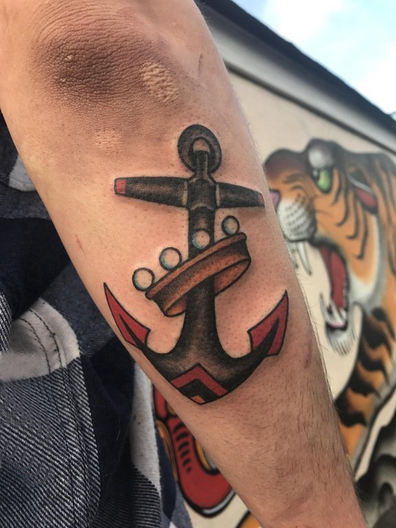 男生手臂上彩绘几何简单线条船锚纹身图片