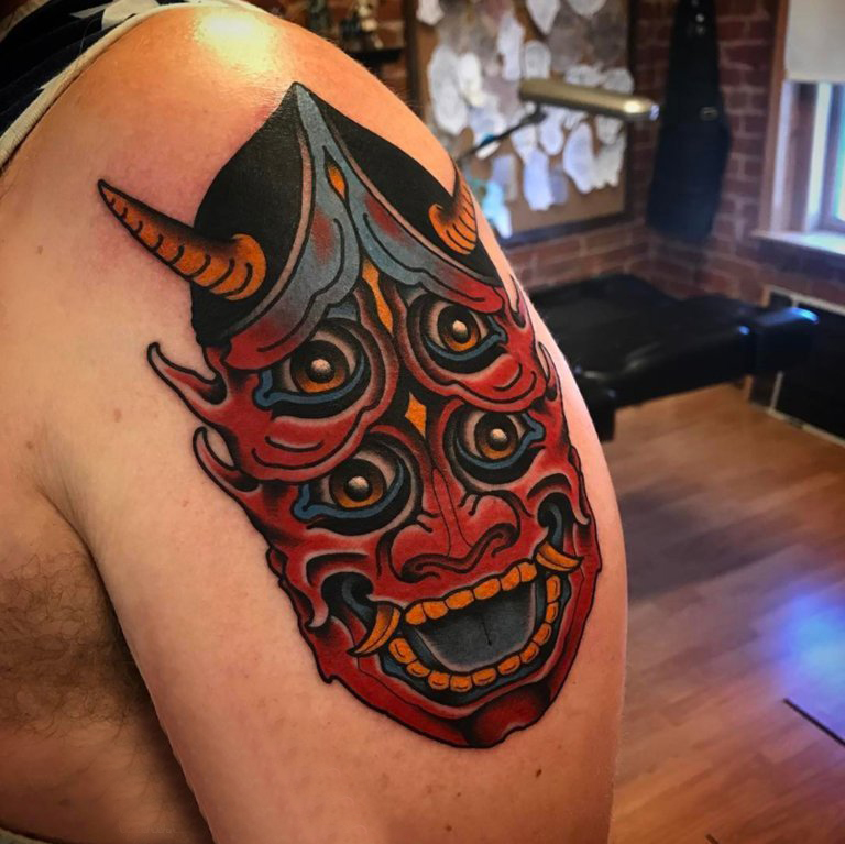 男生手臂上彩绘渐变简单线条恐怖般若纹身图片