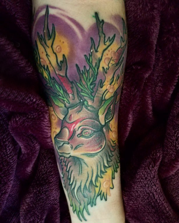 男生手臂上彩绘水彩素描泼墨麋鹿纹身图片