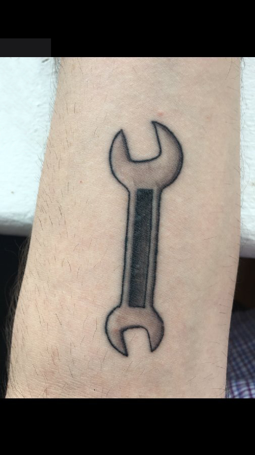 男生手臂上黑灰点刺几何简单线条扳手工具纹身图片