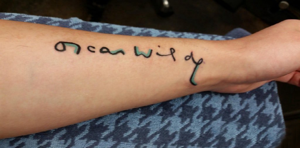 男生手臂上彩绘简单抽象线条小巧符号纹身图片