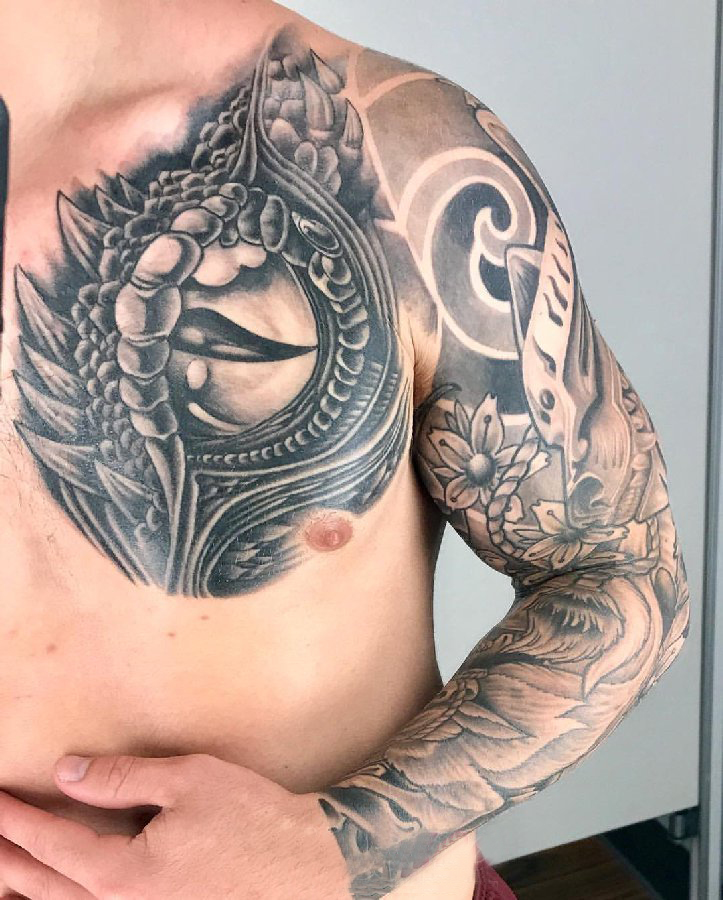 男生胸部黑色点刺简单线条眼睛纹身图片