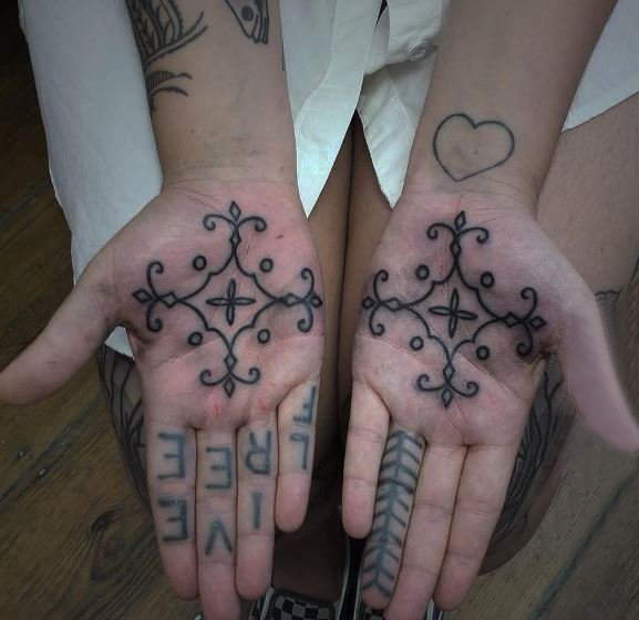 多款手掌上的黑色线条素描经典文艺纹身图案