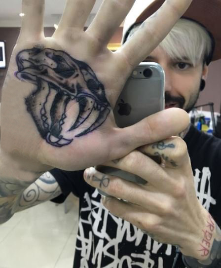 多款手掌上的黑色线条素描经典文艺纹身图案