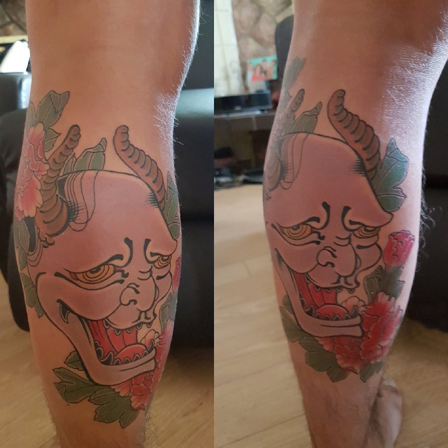 男生小腿上彩绘渐变抽象线条植物花朵和般若纹身图片