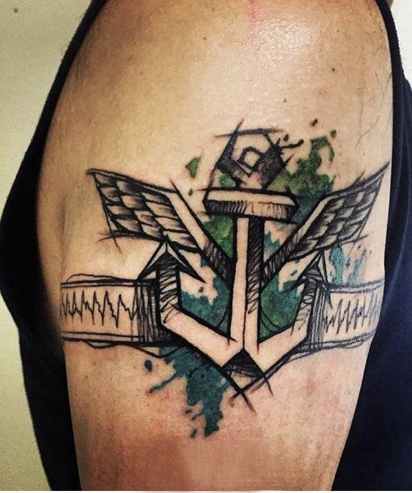 男生手臂上黑色线条素描霸气船锚经典纹身图片