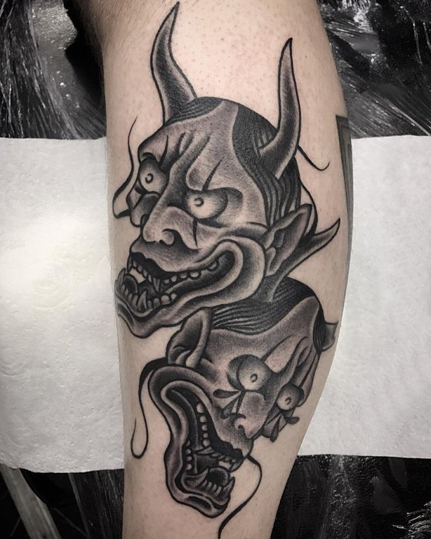 男生小腿上黑色点刺抽象线条恐怖般若纹身图片