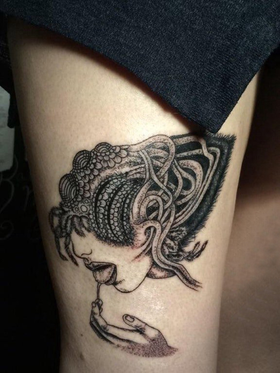 女生大腿上黑色点刺抽象线条另类人物肖像纹身图片