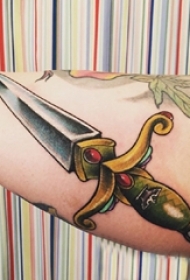 男生手臂上彩绘渐变几何简单线条匕首纹身图片