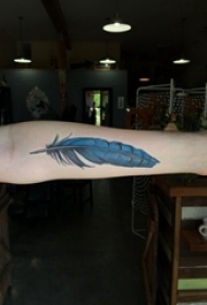 女生手臂上彩绘渐变简单线条羽毛纹身图片