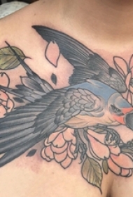 女生胸部彩绘渐变简单线条植物花朵和鸟纹身图片