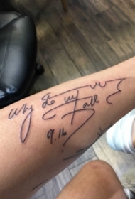 男生手臂上黑色简单抽象线条英文纹身图片