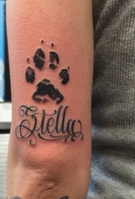 男生手臂上黑色点刺简单线条英文和爪印纹身图片