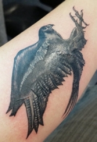 男生手臂上黑色点刺简单线条小动物鸟纹身图片