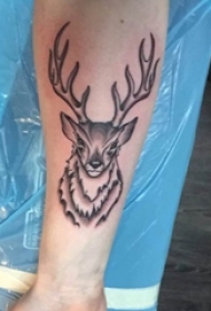 男生手臂上黑灰素描点刺技巧创意麋鹿纹身图片