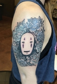 男生大臂上彩绘渐变简单线条植物和卡通人物纹身图片