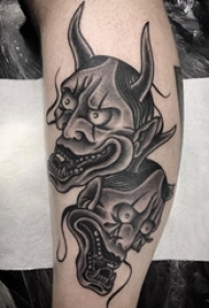 男生小腿上黑色点刺抽象线条恐怖般若纹身图片