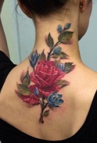 女生脖子上彩绘水彩素描创意唯美花朵纹身图片