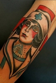 男生手臂上彩绘水彩素描创意肖像纹身图片