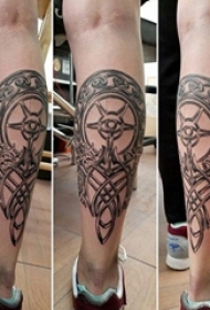 男生小腿上黑色线条素描创意图腾纹身图片