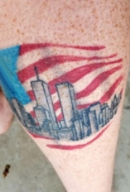 男生小腿上彩绘几何简单线条国旗和建筑物纹身图片