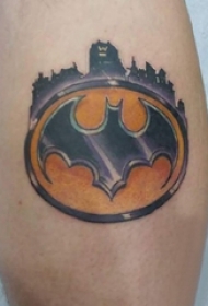 男生小腿上彩绘渐变几何简单线条蝙蝠侠符号纹身图片