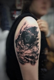 男生手臂上黑灰素描点刺技巧创意霸气经典纹身图片