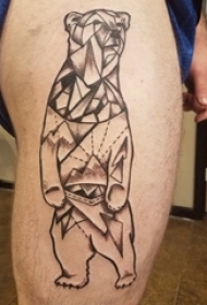 男生大腿上黑灰点刺几何简单线条小动物熊纹身图片