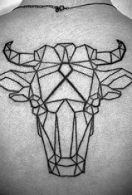 男生背部黑色线条创意霸气牛头纹身图片