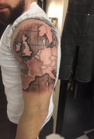 男生手臂上黑灰素描点刺技巧创意文艺地图纹身图片