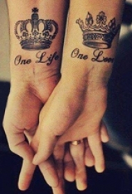 情侣手臂上黑灰素描点刺技巧创意文艺皇冠纹身图片