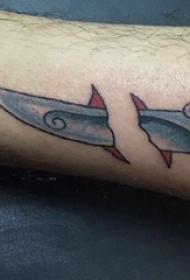 男生小腿上彩绘简单线条创意花纹匕首纹身图片