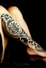 女生小腿上黑色线条素描创意花纹图腾纹身图片