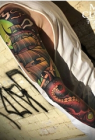 男生手臂上彩绘水彩素描创意霸气帆船纹身图片