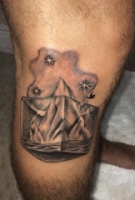 男生小腿上黑灰点刺几何简单线条山水风景纹身图片