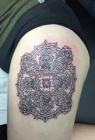 女生大腿上黑色线条创意精美梵花花纹纹身图片
