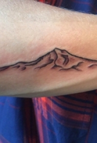 男生手臂上黑色点刺抽象线条山峰纹身图片