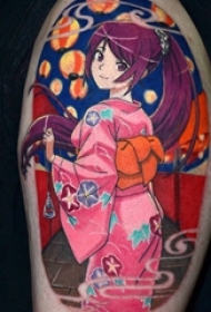 男生大臂上彩绘简单抽象线条卡通人物肖像纹身图片