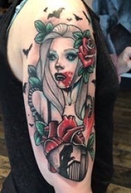 男生手臂上彩绘渐变简单线条花朵和人物心脏纹身图片