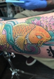 男生手臂上彩绘渐变抽象线条莲花和鲤鱼纹身图片