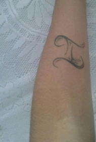男生手臂上黑色点刺抽象线条创意符号纹身图片