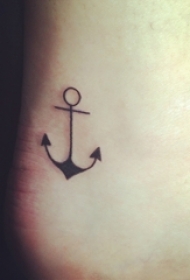 男生脚踝上黑色线条素描海军风船锚纹身图片